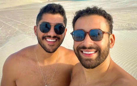 Guilherme Gaspar e Rômulo D'Avila usam óculos escuros e tiram selfie nos Lençóis Maranhenses
