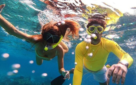 Marina Ruy Barbosa com máscara de mergulho ao lado do namorado embaixo d'água