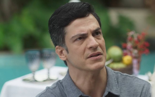 Mateus Solano olha para cima com cara de sério em cena de Quanto Mais Vida, Melhor!