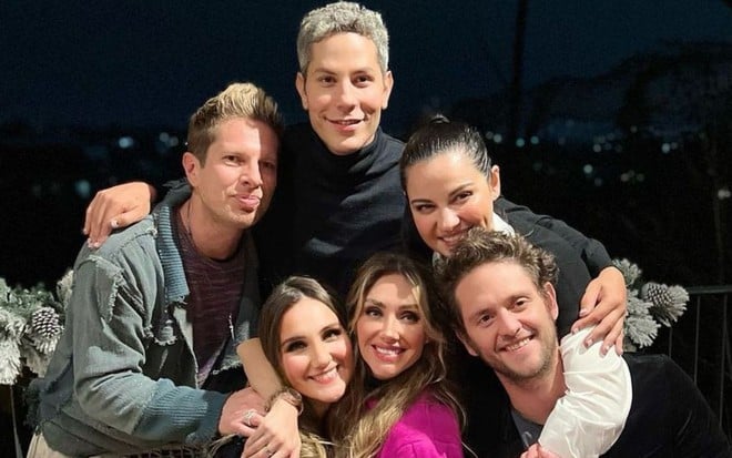 Christian Chávez, Maite Perroni, Dulce María, Anahí, Christopher von Uckermann e Guillermo Rosas estão abraçados