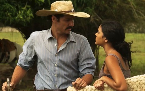 Tibério (Guito) e Muda (Bella Campos) se encaram em cena da novela Pantanal