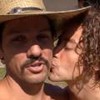 Jesuita Barbosa beija Guito no rosto nos bastidores de Pantanal