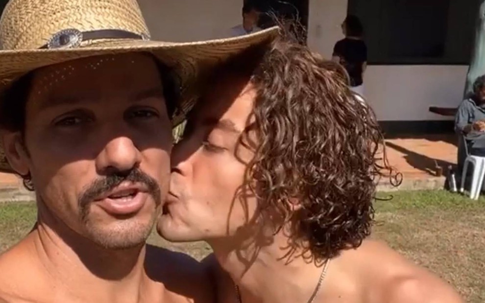 Jesuita Barbosa beija Guito no rosto nos bastidores de Pantanal