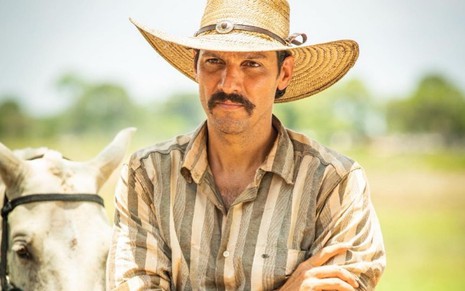 Em cena de Pantanal, Guito usa chapéu de peão e blusa listrada