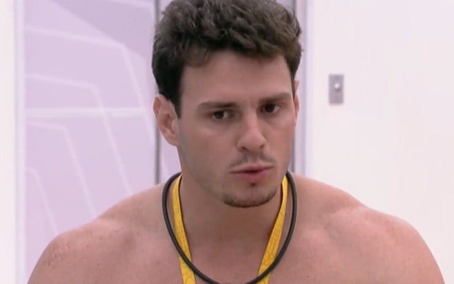 Gustavo Benedeti está sem camisa e com expressão séria no quarto do líder do BBB 23