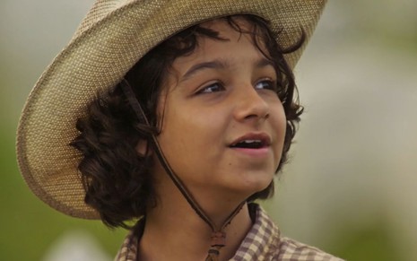 O ator Gustavo Corasini caracterizado como Tadeu na primeira fase de Pantanal