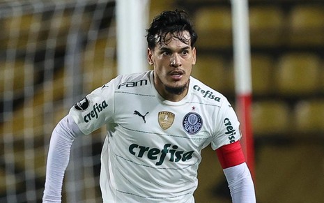 Gustavo Gómez, do Palmeiras joga com uniforme inteiro branco
