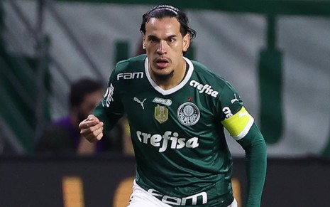 Gustavo Gomez, do Palmeiras, joga com uniforme verde do clube