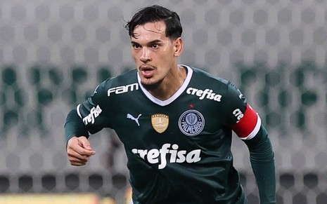 Gustavo Gomez, do Palmeiras jogando com uniforme verde do clube