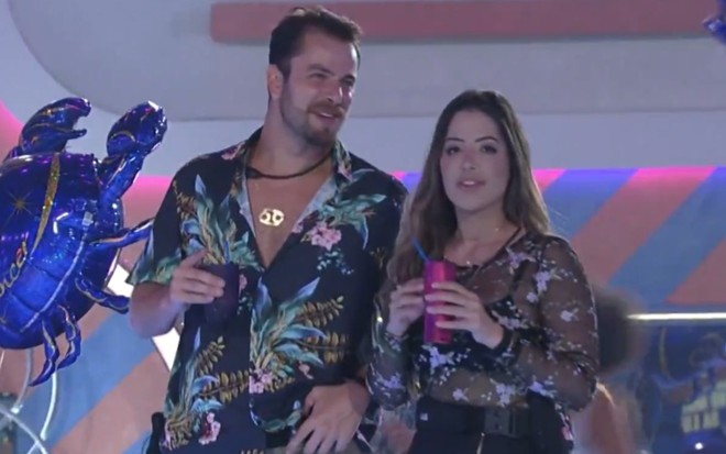 Gustavo Marsengo e Laís Caldas conversam e bebem na festa da líder Jade Picon no BBB 22