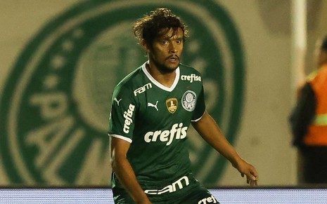 Gustavo Scarpa, do Palmeiras joga com uniforme verde do clube