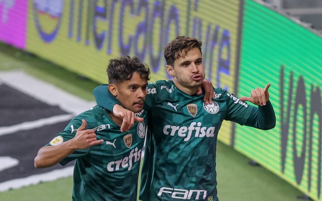 Os jogagores Gustavo Scarpa e Raphael Veiga se abraçam em um jogo do Palmeiras pelo Campeonato Brasileiro
