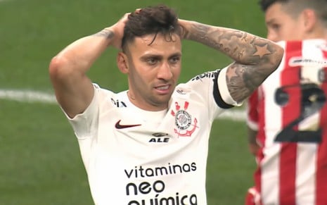 Gustavo Silva coloca as mãos atrás da cabeça e veste uniforme do Corinthians