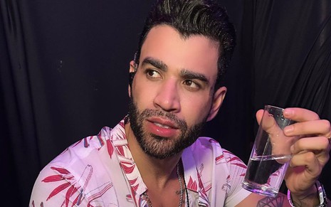 Gusttavo Lima segura copo de água em foto do Instagram