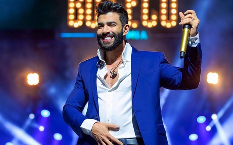 Gusttavo Lima em show no Rio Grande do Sul no último domingo (27); cantor veste um blazer azul e uma camisa branca