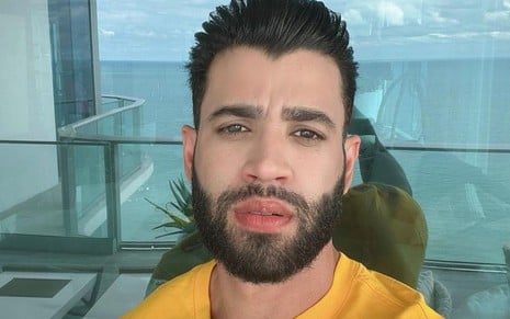 Gusttavo Lima em foto no Instagram; ele usa camiseta amarela
