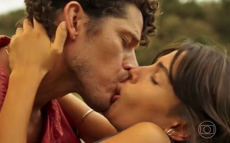 Como seus personagens em Pantanal, Julia Dalavia e José Loreto estão se beijando