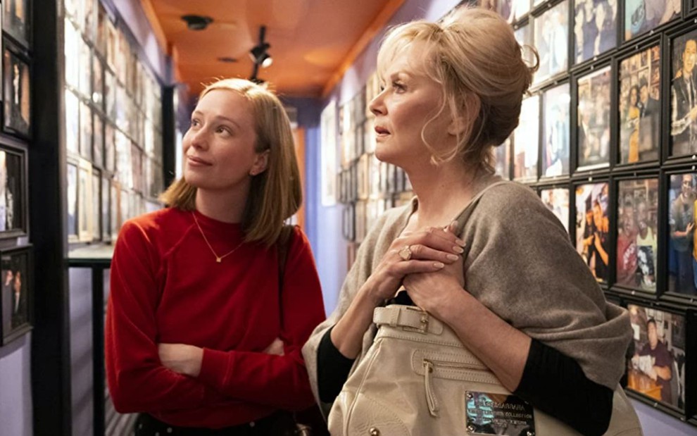 Hannah Einbinder e Jean Smart observam quadros em cena da primeira temporada de Hacks