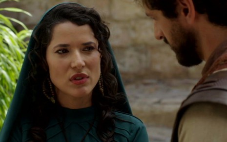A atriz Manuela do Monte com expressão irritada em frente ao ator Mario Bregieira em cena da novela Reis