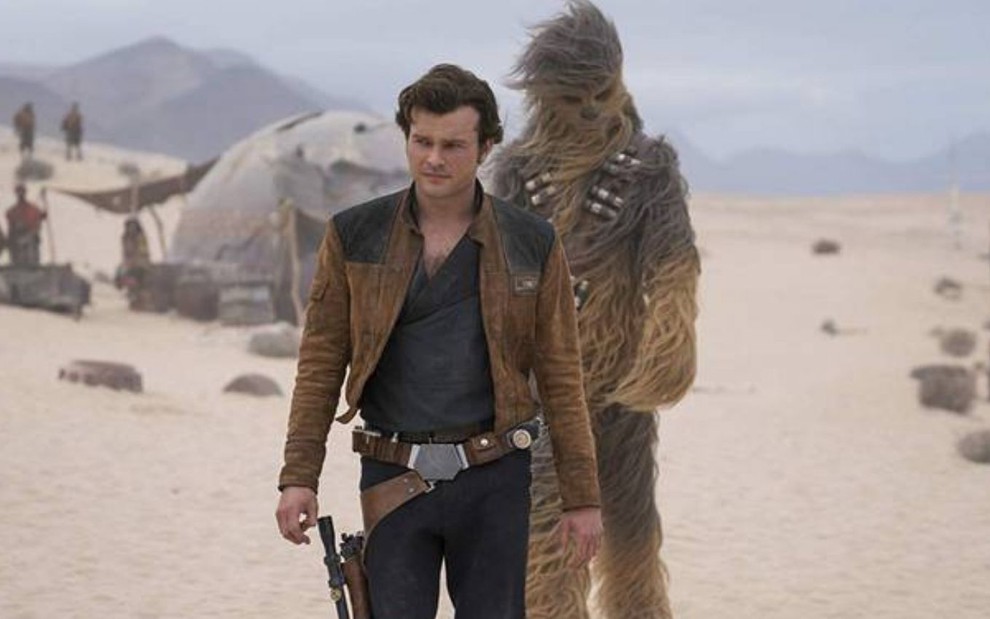 Han Solo (Alden Ehrenreich) e Chewbacca (Joonas Suotamo) em cena do spin-off do mercenário