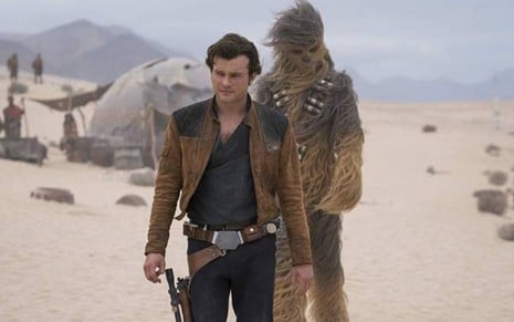 Han Solo (Alden Ehrenreich) e Chewbacca (Joonas Suotamo) em cena do spin-off do mercenário