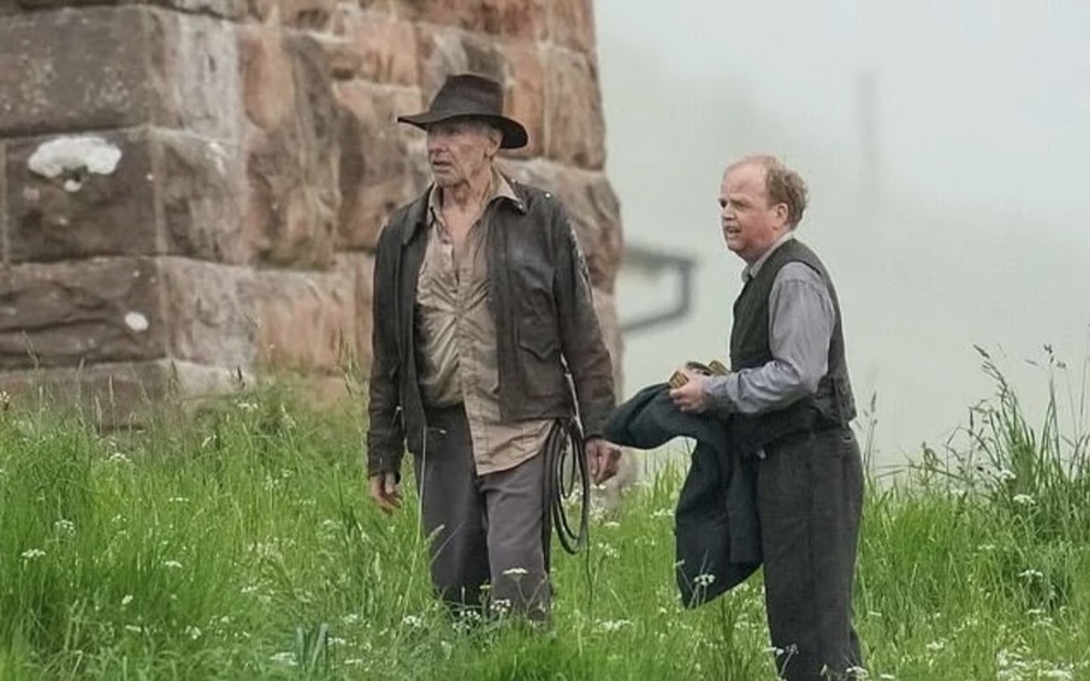 Harrison Ford e Toby Jones em set de Indiana Jones 5