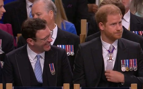 Príncipe Harry (à direita) assiste à coroação do pai