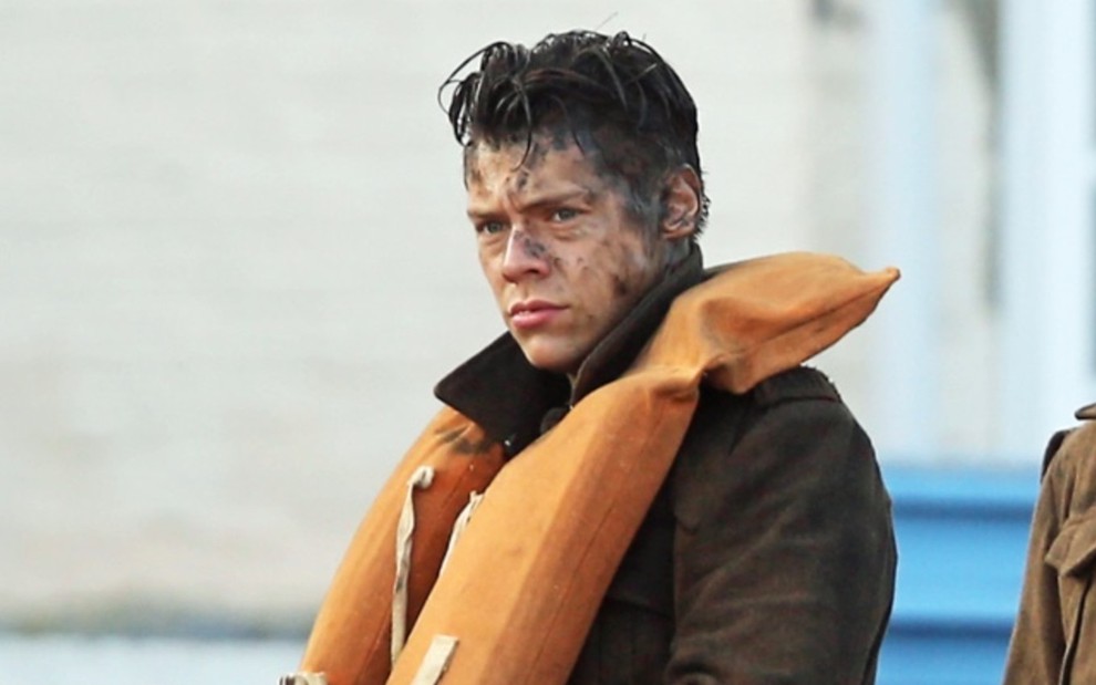 Harry Styles com colete salva-vidas em cena de Dunkirk