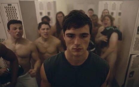 Jacob Elordi tem expressão de tédio em meio a um monte de rapazes nus no vestiário da série Euphoria
