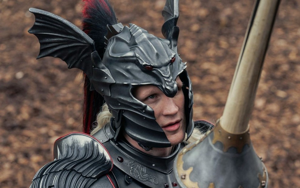Matt Smith usa armadura em cena da primeira temporada de House of the Dragon