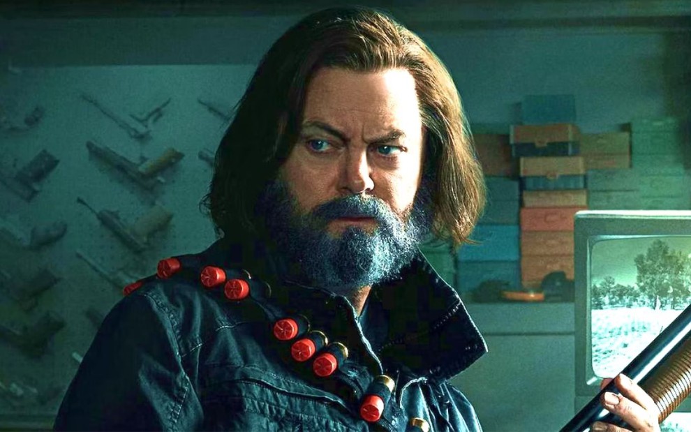 Nick Offerman (Bill), em cena de The Last of Us, vestindo jaqueta com cinto de balas de calibre 12