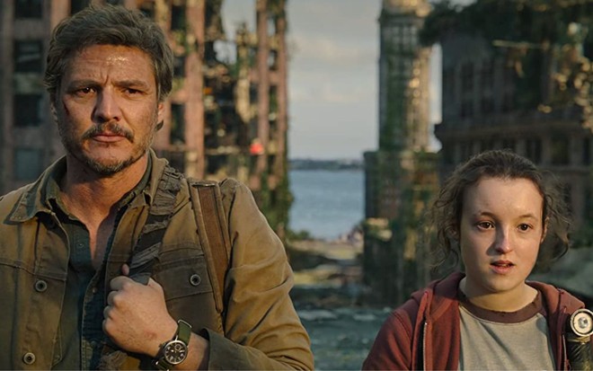 Imagem com Joel (Pedro Pascal) e Ellie (Bella Ramsey) durante cena de The Last os Us