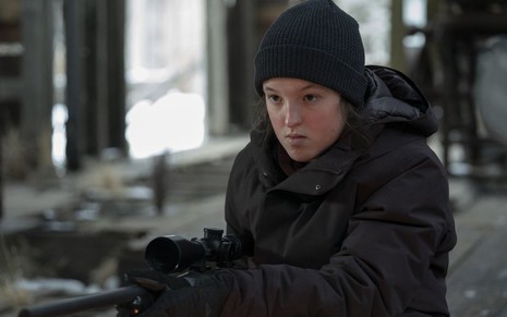 Cena de Ellie (Bella Ramsey) segurando rifle de precisão durante cena de The Last of Us