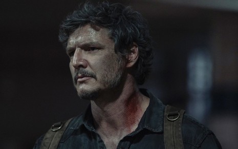 Imagem do personagem Joel (Pedro Pascal) vestindo camisa de botão com mochila nas costas