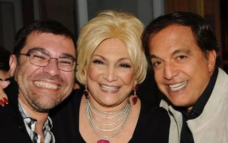 Marcello Camargo, Hebe Camargo e Claudio Pessutti sorridente em foto publicada no Instagram
