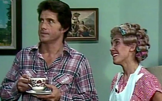 Foto de Héctor Bonilla ao lado de Florinda Meza, como dona Florinda, em cena de Chaves