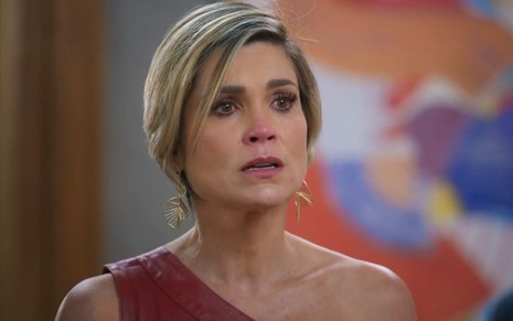 Flávia Alessandra chorando em cena de agressão da novela Salve-se Quem Puder