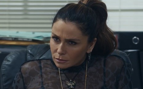 Giovanna Antonelli com expressão séria em cena como Helô na novela Travessia