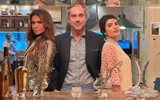 Giovanna Antonelli, Alexandre Nero e Vanessa Giácomo posam juntos nos bastidores de Travessia