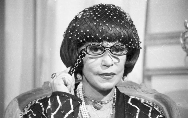 A atriz Heloísa Helena (1917-1999) caracterizada como sua personagem na novela A Sucessora (1978), de cabelo curto, franja, óculos