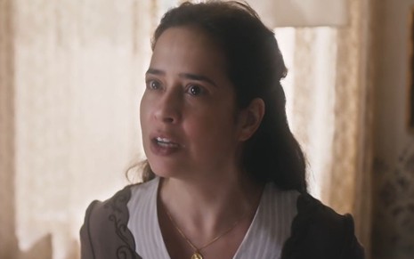 Paloma Duarte com expressão de revolta em cena como Heloísa na novela Além da Ilusão