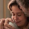 A atriz Paloma Duarte e o ator Eriberto Leão como Heloísa e Leônidas em Além da Ilusão; eles estão abraçados e ela sorrindo enquanto ganha um beijo dele