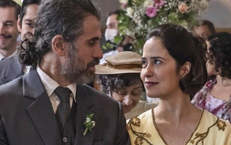 Paloma Duarte e Eriberto Leão posam, com olhos nos olhos, caracterizados como seus personagens em Além da Ilusão