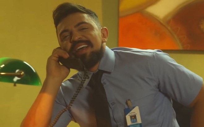 Imagem de Henrique Casttro caracterizado como porteiro no clipe de Apartamento 119