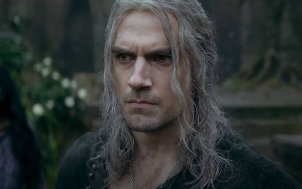 Henry Cavill caracterizado como Geralt de Rivia em The Witcher