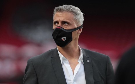 Com máscara do São Paulo em jogo do Morumbi, o técnico Hernán Crespo olha para o lado
