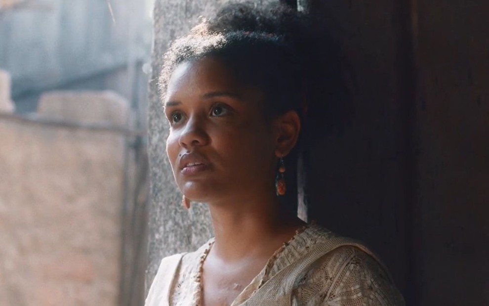 Heslaine Vieira com expressão séria em cena como Zayla na novela Nos Tempos do Imperador