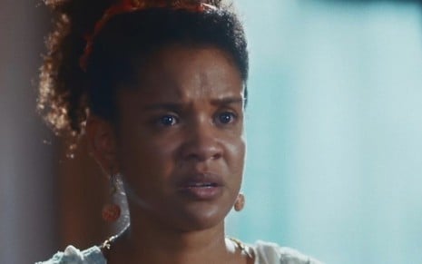 Heslaine Vieira com expressão de choro em cena como Zayla na novela Nos Tempos do Imperador