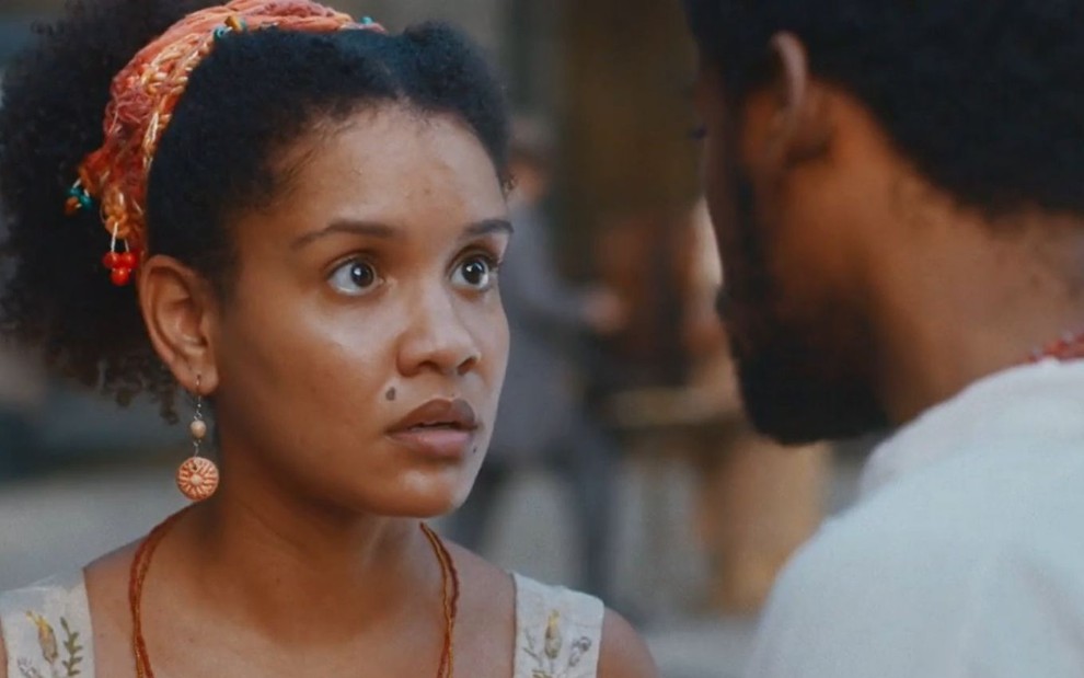 Zayla (Heslaine Vieira) encara Guebo (Maicon Rodrigues), que está de costas, em cena da novela Nos Tempos do Imperador