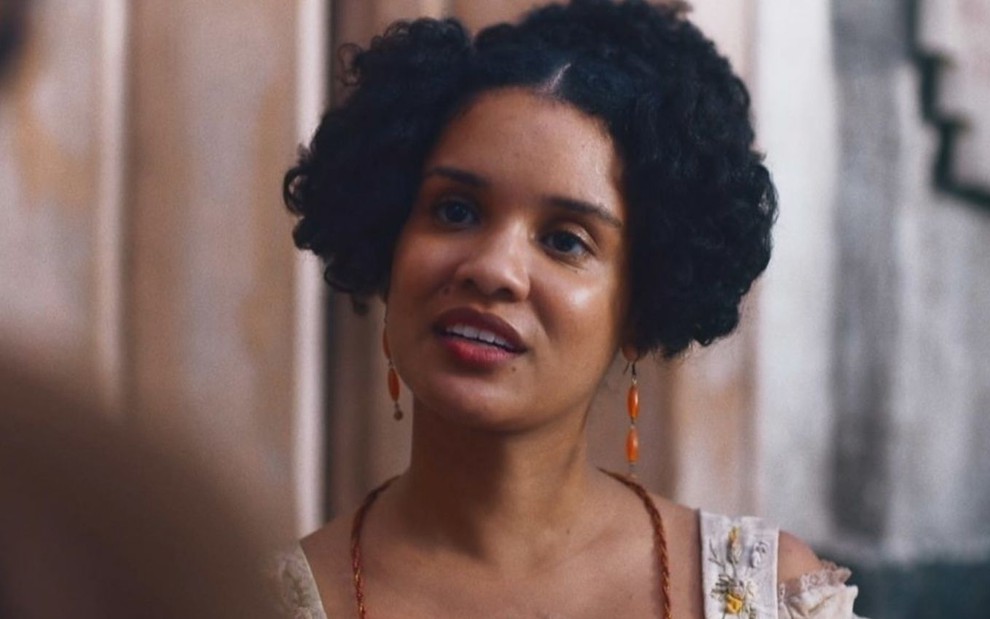 Heslaine Vieira em cena de Nos Tempos do Imperador: atriz está caracterizada como Zayla e olha para alguém fora do quadro